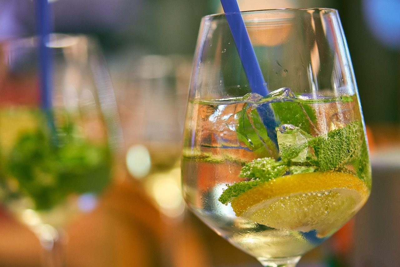 Glazen met drankjes aan de bar